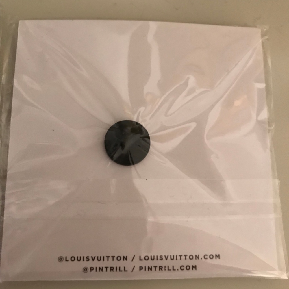 Louis Vuitton Pin - Picture 5 of 7